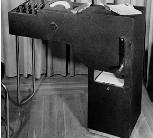 Il Type 805, Test Scoring Machine fu prodotto nel 1938 da IBM: è stato il primo dispositivo OMR elettromeccanico.